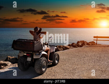 Femme sur le VTT. À pied de la mer sur l'île de Zakynthos Banque D'Images