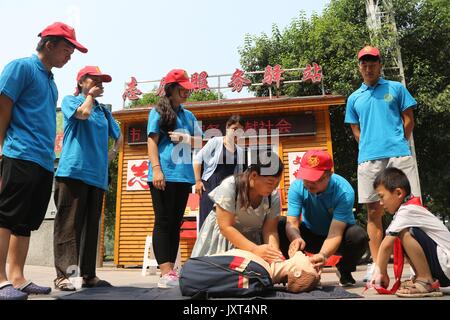 La Chine Handan, Province de Hebei. Août 16, 2017. Un bénévole démontre la respiration artificielle pour les élèves et leurs parents à une station-service volontaire dans la ville de Handan, Province de Hebei en Chine du nord, le 16 août 2017. Depuis 2014, Handan a mis en place 10 stations-service volontaire dans les lieux publics pour fournir des services aux citoyens de la région. Crédit : Li Jintao/Xinhua/Alamy Live News Banque D'Images