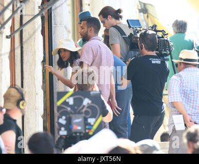 Venise, Italie. Août 17, 2017. Deuxième jour de tournage pour Clint Eastwood's 'Le 15:17 à Paris dans le film au pont du Rialto à Venise. Les principaux acteurs Anthony Sadler et Spencer Stone pendant le tournage. En août 2015, 26 ans, un nommé marocain Ayoub al-Qahzzani ont ouvert le feu avec une Kalachnikov dans un train au départ d'Amsterdam et dirigé à Paris. Trois Américains, deux soldats et un civil, désarmés et en Boghese, réussi à bloquer. Le film est tiré du livre "Le 15:17 à Paris : l'histoire vraie d'un terroriste, train, et trois héros américain". Credit : IPA/Alamy Live News Banque D'Images