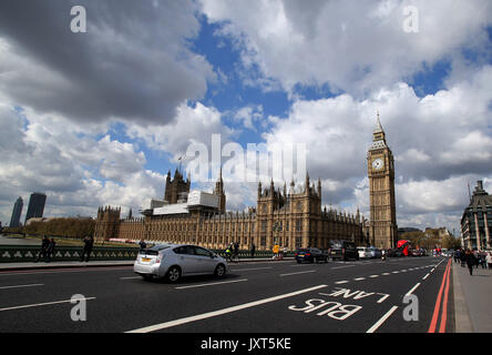 Londres, Royaume-Uni. Apr 27, 2016. Photo prise le 27 avril 2016 montre le Big Ben au centre de Londres, Grande-Bretagne. La célèbre Big Ben retentit pour la dernière fois le lundi (16 août 2000 21) lorsque la célèbre Grande Cloche se tait jusqu'en 2021. Credit : Han Yan/Xinhua/Alamy Live News Banque D'Images