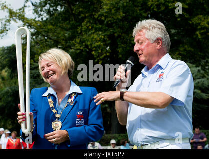 Leamington Spa, Warwickshire, Angleterre, Royaume-Uni. Août 17, 2017. Le Queen's baton est détenu par Viv Tomlinson, Président de la pétanque de l'Angleterre, qui est debout à côté de Tony Allcock, Bols Angleterre Chef de l'exécutif. La baguette est arrivé à l'Lawn Bowls Championnats nationaux au parc Victoria, Leamington Spa sur sa tournée mondiale des pays du Commonwealth en route vers les Jeux du Commonwealth de 2018 sur la Gold Coast, en Australie. Crédit : Colin Underhill/Alamy Live News Banque D'Images