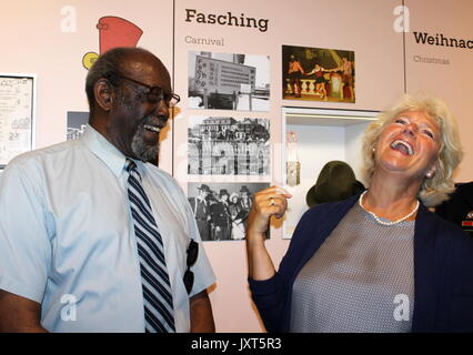 Rasdorf, Allemagne. Août 17, 2017. Ministre d'État à la culture Monika Gruetters parlant avec témoin contemporain Milton Gilbert, au point Alpha à l'ex-boerder memorial entre l'Est et l'Allemagne de l'Ouest, près de Rasdorf, Allemagne, 17 août 2017. Photo : Kristina Marth/dpa/Alamy Live News Banque D'Images