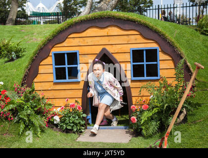 Jardin à gazon rond ou hangar à Southport, Merseyside, Royaume-Uni.17th août 2017.La curieuse Maison Hobbit étant visitée le jour du mûrissement au salon des fleurs de Southport en tant qu'exposants, concepteurs de jardins et expositions florales accueillent l'arrivée de jusqu'à 80 000 visiteurs attendus pour assister à ce célèbre événement annuel de jardinage. Banque D'Images