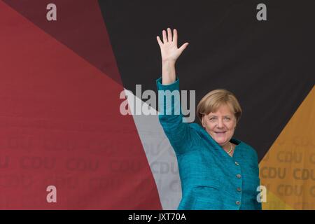 Serooskerke, Allemagne. Août 17, 2017. La chancelière allemande, Angela Merkel (CDU) vagues de l'étage pendant une campagne électorale, l'événement à Karlsruhe en Allemagne, le 17 août 2017. Photo : Sebastian Kahnert/dpa-Zentralbild/dpa/Alamy Live News Banque D'Images