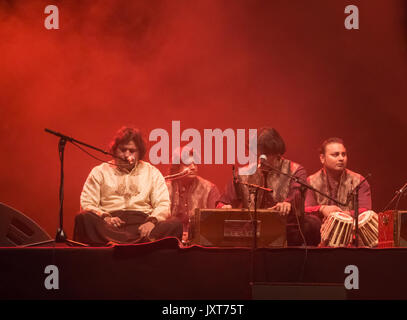 Edinburgh, Ecosse, Royaume-Uni, 17 août 2017. Chanteuse de légende Qawwali du Pakistan, Faiz Ali Faiz et son groupe de musique traditionnel, en concert à Usher Hall, Edinburgh comme support pour Anoushkar Shankar, partie de la 70e Festival International d'Édimbourg (FEI) 2017 Banque D'Images