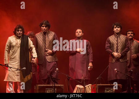 Edinburgh, Ecosse, Royaume-Uni, 17 août 2017. Chanteuse de légende Qawwali du Pakistan, Faiz Ali Faiz et son groupe de musique traditionnel, en concert à Usher Hall, Edinburgh comme support pour Anoushkar Shankar, à la 70e Festival International d'Édimbourg (FEI) en 2017 Banque D'Images