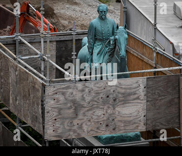 New York, USA. Août 17, 2017. Un monument à général confédéré John Hunt Morgan est enfermée dans un échafaudage de protection en raison de la construction locale, se trouve à l'extérieur du palais de justice historique de Lexington de Lexington, KY., le jeudi, Août 15, 2017. Lexington maire Jim Gray a récemment annoncé son intention de faire cela, et d'autres monuments de guerre civile américaine, des soldats confédérés retirés de la propriété du palais de justice. Credit : Bryan Rockfield/ZUMA/Alamy Fil Live News Banque D'Images