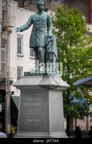 New York, USA. Août 17, 2017. Un monument à l'ex-vice président et général confédéré John Cabell Breckinridge se tient à l'extérieur de l'ancien palais de Lexington, KY., le jeudi, Août 15, 2017. Lexington maire Jim Gray a récemment annoncé son intention de faire cela, et d'autres monuments de soldats confédérés, retiré de la propriété du palais de justice. Credit : Bryan Rockfield/ZUMA/Alamy Fil Live News Banque D'Images