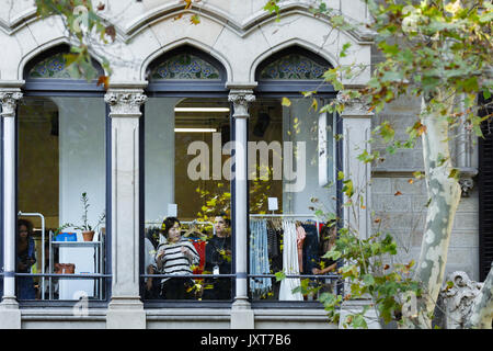 Barcelone, Espagne. Août 17, 2017. Van charrues dans la foule à Barcelone, Espagne. Les services d'urgence enquêter sur l'incident. Photo : G. Loinaz/Alamy Live News Banque D'Images