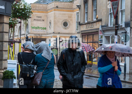 Bath, Somerset, Royaume-Uni. 17 août 2017. Après une journée de beau temps, une averse soudaine et prolongée hits la surprise et bien préparés de la même manière dans la ville de Spa. Crédit : Richard Wayman/Alamy Live News Banque D'Images