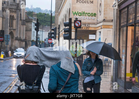Bath, Somerset, Royaume-Uni. 17 août 2017. Après une journée de beau temps, une averse soudaine et prolongée hits la surprise et bien préparés de la même manière dans la ville de Spa. Crédit : Richard Wayman/Alamy Live News Banque D'Images