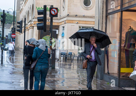 Bath, Somerset, Royaume-Uni. 17 août 2017. Après une journée de beau temps, une averse soudaine et prolongée hits la surprise et bien préparés de la même manière dans la ville de Spa. Crédit : Richard Wayman/Alamy Live News Banque D'Images