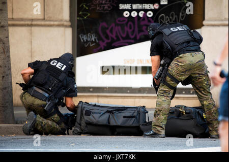 Barcelone, Espagne. Août 17, 2017. Les forces spéciales de police travailler près de Plaza Catalonia Suite à une attaque terroriste dans le centre de Barcelone, Espagne, le 17 août 2017. Au moins une personne a été rapportés comme morts et 32 autres blessés à la suite d'une attaque terroriste dans la ville de Barcelone le jeudi après-midi. Source : Xinhua/Alamy Live News Banque D'Images