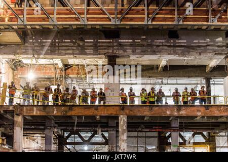 New York City, New York, USA. Août 17, 2017. Les travailleurs de la construction de la nouvelle gare d'observer l'événement. Gouverneur Cuomo et Maura Moynihan, la fille de l'ancien sénateur de New York Daniel Patrick Moynihan, consacrer le nouveau train Moynihan Hall. La nouvelle salle est sous le service postal bâtiment derrière New York Penn Station est la 8e Avenue côté et est un élément crucial du développement conçu pour aider à soutenir le développement de la ville, loin du côté ouest. Credit : Sachelle Babbar/ZUMA/Alamy Fil Live News Banque D'Images