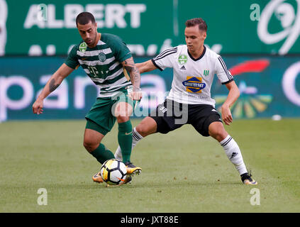 Budapest, Hongrie. Août 17, 2017. Marcos Pedroso (L) de Ferencvarosi TC est en concurrence pour le bal avec Mate Toth # 98 de Swietelsky Haladas hongrois au cours de la Banque OTP Liga match entre Ferencvarosi TC et Swietelsky Haladas de Groupama Arena le 17 août 2017 à Budapest, Hongrie. Credit : Laszlo Szirtesi/Alamy Live News Banque D'Images