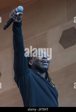 Chicago, Illinois, USA. 14Th Aug 2017. Le lundi 14 août 2017, le talent de Broadway a été expérimenté dans le Parc du Millénaire au cœur de Chicago. Dix artistes de comédies musicales de Broadway a donné l'audience massive un avant-goût de leur montre. Les artistes ont chanté des chansons d'échapper à Margaritaville, serveuse, beau, l'amour ne meurt jamais, Motown, la couleur mauve, School of Rock, Aladdin, et méchants. Les artistes talentueux a impressionné la foule. Janet Davies de ABC-TV et Chris De Sean Lee a agi comme les MC pour l'événement. Ces spectacles seront tous vus dans les théâtres locaux au cours de l'année. Photo : Chris De'Se Banque D'Images