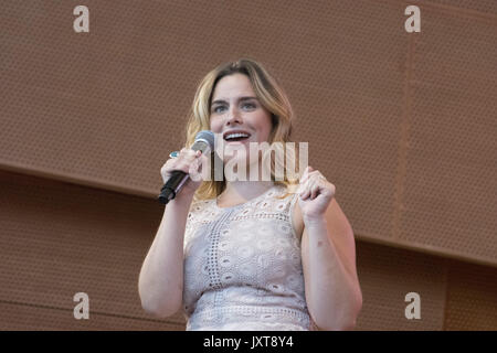 Chicago, Illinois, USA. 14Th Aug 2017. Le lundi 14 août 2017, le talent de Broadway a été expérimenté dans le Parc du Millénaire au cœur de Chicago. Dix artistes de comédies musicales de Broadway a donné l'audience massive un avant-goût de leur montre. Les artistes ont chanté des chansons d'échapper à Margaritaville, serveuse, beau, l'amour ne meurt jamais, Motown, la couleur mauve, School of Rock, Aladdin, et méchants. Les artistes talentueux a impressionné la foule. Janet Davies de ABC-TV et Chris De Sean Lee a agi comme les MC pour l'événement. Ces spectacles seront tous vus dans les théâtres locaux au cours de l'année. Photo : Sarah Bockel Banque D'Images