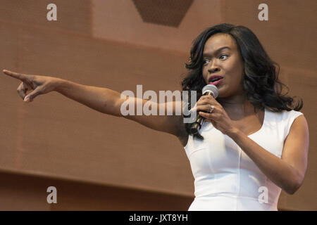 Chicago, Moeisha Mcgill, Motown, IL, USA. 14Th Aug 2017. Le lundi 14 août 2017, le talent de Broadway a été expérimenté dans le Parc du Millénaire au cœur de Chicago. Dix artistes de comédies musicales de Broadway a donné l'audience massive un avant-goût de leur montre. Les artistes ont chanté des chansons d'échapper à Margaritaville, serveuse, beau, l'amour ne meurt jamais, Motown, la couleur mauve, School of Rock, Aladdin, et méchants. Les artistes talentueux a impressionné la foule. Janet Davies de ABC-TV et Chris De Sean Lee a agi comme les MC pour l'événement. Ces spectacles seront tous vus dans les théâtres locaux au cours de l'oui Banque D'Images