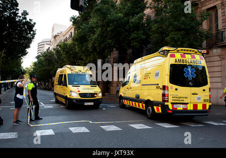 (170817) -- BARCELONE (ESPAGNE), 17 août 2017 (Xinhua) -- Les ambulances sont vu près de Plaza Catalonia Suite à une attaque terroriste dans le centre de Barcelone, Espagne, le 17 août 2017. Treize personnes ont été tués, 80 autres blessés et hospitalisés pour 15 d'entre eux dans un état grave à Barcelone attaque terroriste le jeudi après-midi, l'espagnol a déclaré officiel. (Xinhua/Lino De Vallier) Banque D'Images