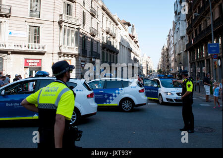 (170817) -- BARCELONE (ESPAGNE), 17 août 2017 (Xinhua) -- La Police boucler une rue voisine à la suite d'une attaque terroriste dans le centre de Barcelone, Espagne, le 17 août 2017. Treize personnes ont été tués, 80 autres blessés et hospitalisés pour 15 d'entre eux dans un état grave à Barcelone attaque terroriste le jeudi après-midi, l'espagnol a déclaré officiel. (Xinhua/Lino De Vallier) Banque D'Images