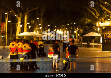 Barcelone, ​​Spain. août 17, 2017. Mossos d'esquadra policiers et travailleurs des services d'urgence mis en place un périmètre de sécurité près de l'endroit où un van écrase dans piétons sur las Ramblas, Barcelone, ​​August 17, 2017. un van a cet après-midi à des dizaines de personnes sur la Rambla de Barcelone en une attaque terroriste assumée par l'ISIS. Il y a au moins 13 morts et plus d'une centaine de blessés, 15 d'entre eux sont dans un état grave. crédit : cisco pelay / alamy live news Banque D'Images