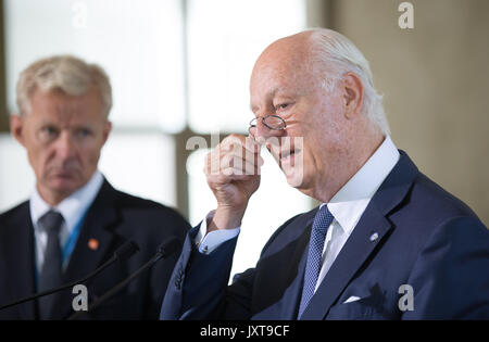 Genève, Suisse. Août 17, 2017. L'Envoyé spécial des Nations Unies pour la Syrie Staffan de Mistura (R) traite d'un point de presse après une réunion du Groupe international de soutien de la Syrie un accès humanitaire du Groupe de travail au Palais des Nations à Genève, Suisse, le 17 août 2017. L'Envoyé spécial des Nations Unies pour la Syrie Staffan de Mistura a déclaré jeudi qu'il peut parrainer un "Travaux préparatoires" série de pourparlers de paix sur la Syrie à Genève le mois prochain, mais le 'vrai' parle de fond n'est prévue pour octobre. Credit : Xu Jinquan/Xinhua/Alamy Live News Banque D'Images