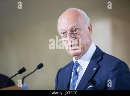 Genève, Suisse. Août 17, 2017. L'Envoyé spécial des Nations Unies pour la Syrie Staffan de Mistura aborde d'un point de presse après une réunion du Groupe international de soutien de la Syrie un accès humanitaire du Groupe de travail au Palais des Nations à Genève, Suisse, le 17 août 2017. L'Envoyé spécial des Nations Unies pour la Syrie Staffan de Mistura a déclaré jeudi qu'il peut parrainer un "Travaux préparatoires" série de pourparlers de paix sur la Syrie à Genève le mois prochain, mais le 'vrai' parle de fond n'est prévue pour octobre. Credit : Xu Jinquan/Xinhua/Alamy Live News Banque D'Images