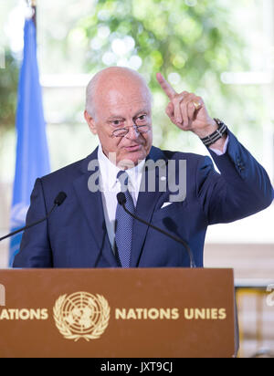 Genève, Suisse. Août 17, 2017. L'Envoyé spécial des Nations Unies pour la Syrie Staffan de Mistura aborde d'un point de presse après une réunion du Groupe international de soutien de la Syrie un accès humanitaire du Groupe de travail au Palais des Nations à Genève, Suisse, le 17 août 2017. L'Envoyé spécial des Nations Unies pour la Syrie Staffan de Mistura a déclaré jeudi qu'il peut parrainer un "Travaux préparatoires" série de pourparlers de paix sur la Syrie à Genève le mois prochain, mais le 'vrai' parle de fond n'est prévue pour octobre. Credit : Xu Jinquan/Xinhua/Alamy Live News Banque D'Images