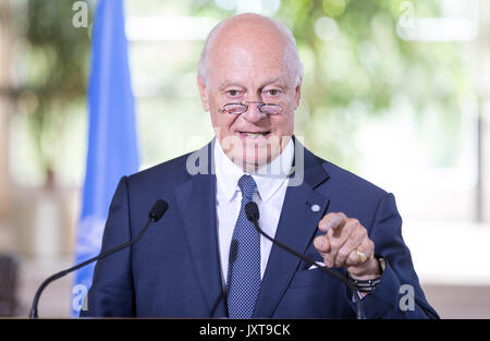 Genève, Suisse. Août 17, 2017. L'Envoyé spécial des Nations Unies pour la Syrie Staffan de Mistura aborde d'un point de presse après une réunion du Groupe international de soutien de la Syrie un accès humanitaire du Groupe de travail au Palais des Nations à Genève, Suisse, le 17 août 2017. L'Envoyé spécial des Nations Unies pour la Syrie Staffan de Mistura a déclaré jeudi qu'il peut parrainer un "Travaux préparatoires" série de pourparlers de paix sur la Syrie à Genève le mois prochain, mais le 'vrai' parle de fond n'est prévue pour octobre. Credit : Xu Jinquan/Xinhua/Alamy Live News Banque D'Images