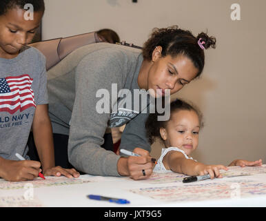 Grosse Pointe Farms, Michigan USA - 17 août 2017 - avant d'assister à une veillée de solidarité, Meg Buis et son fils Nicolas, 8, et sa fille, Liyah 3, a écrit des messages de soutien à la population de Charlottesville, Virginia. Jours plus tôt, Charlottesville a été la scène de violence et de mort provoqués par les groupes haineux raciste blanc. Crédit : Jim West/Alamy Live News Banque D'Images