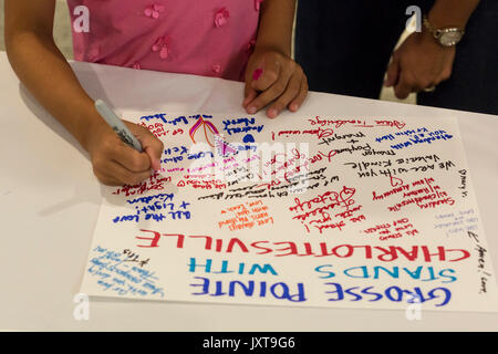 Grosse Pointe Farms, Michigan USA - 17 août 2017 - avant d'assister à une veillée de solidarité, Grosse Pointe résidents a écrit des messages de soutien à la population de Charlottesville, Virginia. Jours plus tôt, Charlottesville a été la scène de violence et de mort provoqués par les groupes haineux raciste blanc. Crédit : Jim West/Alamy Live News Banque D'Images