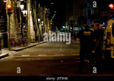 Barcelone, Espagne. Août 17, 2017. Les agents de police patrol Las Ramblas de Barcelone où il y a eu une attaque terroriste. Treize personnes sont mortes et au moins 50 blessés après un van a enfoncé dans la foule des Ramblas de Barcelone. Crédit : Jordi Boixareu/Alamy Live News Banque D'Images