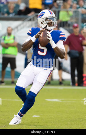 17 août 2017 : Buffalo Bills quarterback Tyrod Taylor (5) en action au cours de la NFL match entre les Bills de Buffalo et les Philadelphia Eagles au Lincoln Financial Field à Philadelphie, Pennsylvanie. Christopher Szagola/CSM Banque D'Images