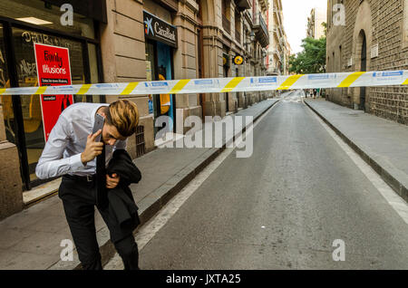 Barcelone, Espagne. Août 17, 2017. Un jeune homme quitte la zone de l'attaque, après un van dans la foule, blessant plusieurs personnes, à Barcelone, Espagne, le 17 août 2017. Credit : SOPA/Alamy Images Limited Live News Banque D'Images