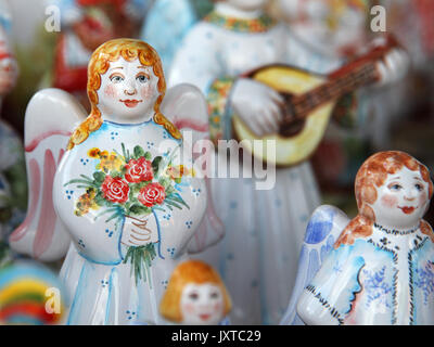 24 à la brocante : poupées en céramique fait main traditionnel russe les hommes des anges. L'un d'eux est avec des fleurs. Banque D'Images