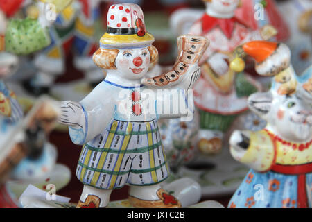 24 à la brocante : poupée russe traditionnelle en céramique fait main homme jouant de la corne. Banque D'Images