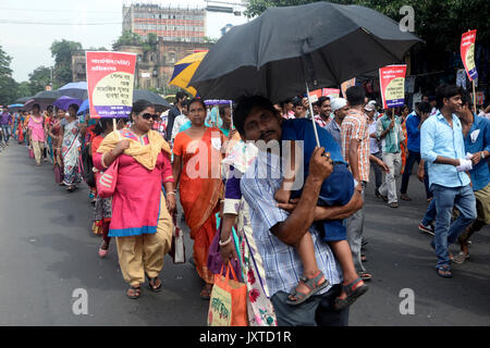 Kolkata, Inde. Août 16, 2017. Certains travailleurs, hommes et femmes, avec leurs enfants de l'industrie du vêtement se sont ralliés pour tailleurs spécialement Raj Bhavan ou Gouverneur Chambre et présenter une députation pour protester contre l'application récente de la taxe sur les produits et services ou TPS sur robe et vêtement de Kolkata. Credit : Saikat Paul/Pacific Press/Alamy Live News Banque D'Images