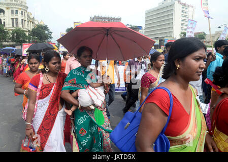 Kolkata, Inde. Août 16, 2017. Certains travailleurs, hommes et femmes, avec leurs enfants de l'industrie du vêtement se sont ralliés pour tailleurs spécialement Raj Bhavan ou Gouverneur Chambre et présenter une députation pour protester contre l'application récente de la taxe sur les produits et services ou TPS sur robe et vêtement de Kolkata. Credit : Saikat Paul/Pacific Press/Alamy Live News Banque D'Images