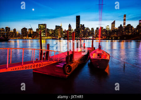 New York skyline at night Banque D'Images