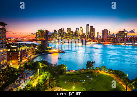 New York city skyline.Vue de Broklyn pont sur l'East River et de Manhattan de nuit Banque D'Images
