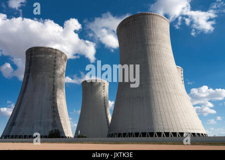 Quatre cheminées de centrale nucléaire dans la journée d'été, les tours de refroidissement des installations nucléaires contre le ciel bleu. Banque D'Images