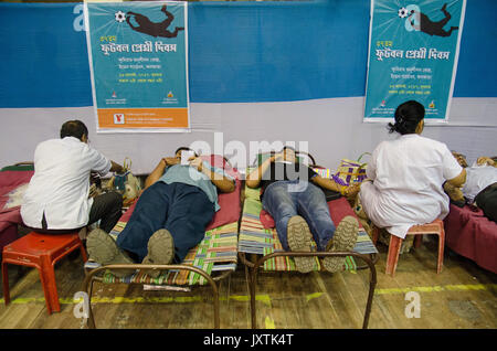 Kolkata, Inde. Août 16, 2017. Le don de sang les donneurs de sang, à l'intérieur du camp. Credit : Avijit Ghosh/Pacific Press/Alamy Live News Banque D'Images