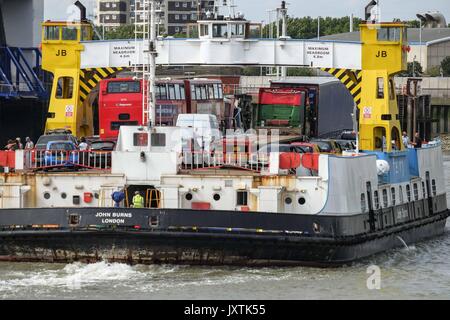 Londres, Royaume-Uni. Août 16, 2017. La Woolwich Ferrys sont vus sur une belle et chaude journée de au sud-est de Londres. Le Ferry est gratuit et est exploité par Briggs et de l'environnement marin au nom de TfL. Il relie Woolwich et North Woolwich. Il s'exécute toutes les 5 à 10 minutes tout au long de la journée, du lundi au vendredi et toutes les 15 minutes le samedi et le dimanche. Il porte piétons, cyclistes, voitures, camionnettes et camions. Credit : Claire Doherty/Pacific Press/Alamy Live News Banque D'Images