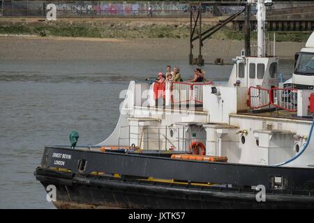 Londres, Royaume-Uni. Août 16, 2017. La Woolwich Ferrys sont vus sur une belle et chaude journée de au sud-est de Londres. Le Ferry est gratuit et est exploité par Briggs et de l'environnement marin au nom de TfL. Il relie Woolwich et North Woolwich. Il s'exécute toutes les 5 à 10 minutes tout au long de la journée, du lundi au vendredi et toutes les 15 minutes le samedi et le dimanche. Il porte piétons, cyclistes, voitures, camionnettes et camions. Credit : Claire Doherty/Pacific Press/Alamy Live News Banque D'Images