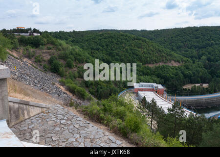 L'Dalesice pompée- entreposage d'une centrale hydroélectrique sur la rivière Jihlava en République tchèque dans la journée d'été. Banque D'Images