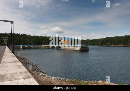 L'Dalesice pompée- entreposage d'une centrale hydroélectrique sur la rivière Jihlava en République tchèque dans la journée d'été. Banque D'Images