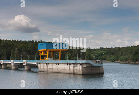L'Dalesice pompée- entreposage d'une centrale hydroélectrique sur la rivière Jihlava en République tchèque dans la journée d'été. Banque D'Images