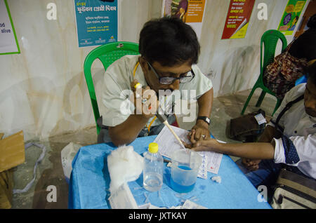 Kolkata, Inde. Août 16, 2017. Contrôle d'experts de la santé d'hémoglobine d'un don de sang, car il s'agit d'une procédure de contrôle avant les dons de sang. Credit : Avijit Ghosh/Pacific Press/Alamy Live News Banque D'Images