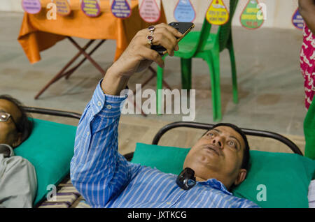 Kolkata, Inde. Août 16, 2017. Une prise de sang sur le lit selfies Crédit : Avijit Ghosh/Pacific Press/Alamy Live News Banque D'Images