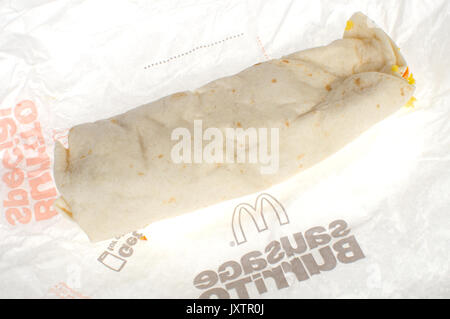 McDonald's Breakfast Burrito sandwich sur l'enrubanneuse de papier sur fond blanc. USA Banque D'Images